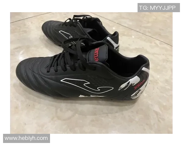 足球鞋面的材质与设计对运动表现的影响探讨与分析